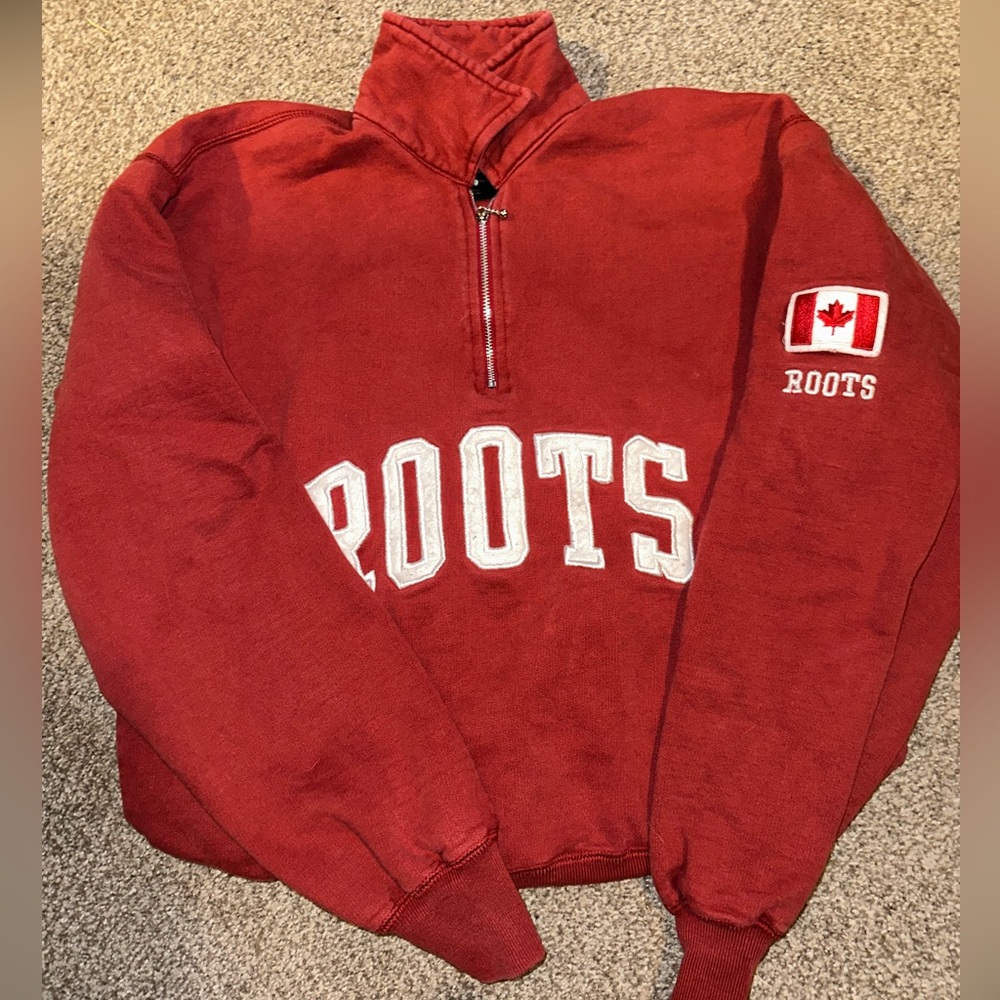 VINTAGE Roots sweatshirt. Size xs. Color red.